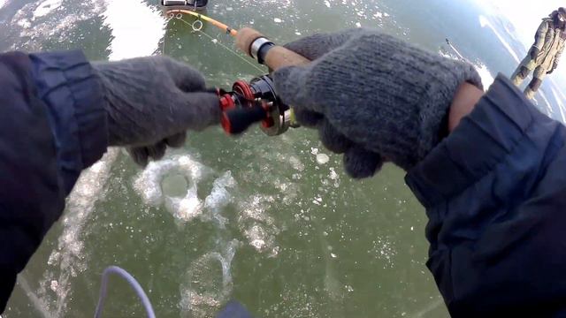 Ловля окуня на на балансир. Рыбалка на Шульбинском водохранилище в конце декабря. смотреть онлайн
