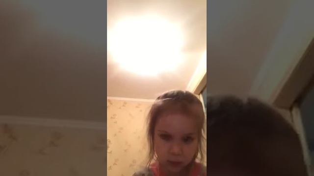 Маленькая елочка и кузнечик на синтезаторе))) смотреть онлайн