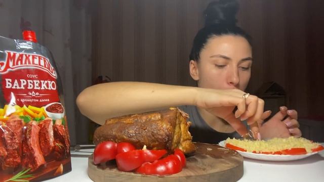 МУКБАНГ ЗАПЕЧЁННАЯ СВИНИНА И ПОМИДОРЫ С ЧЕСНОКОМ И СЫРОМ#запеченнаясвинина #помидоры смотреть онлайн