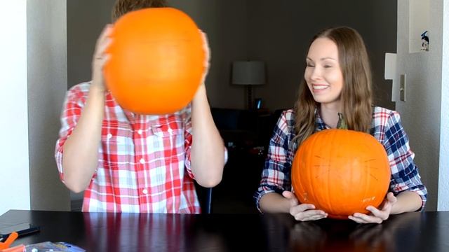 ВЫРЕЗАЕМ ТЫКВУ НА HALLOWEEN! PUMPKIN CARVING CHALLENGE смотреть онлайн