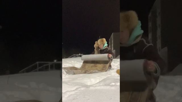 Уборка. Чистка коврика снегом. смотреть онлайн