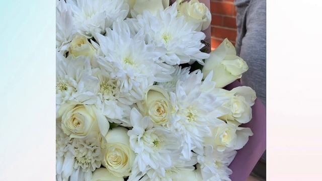 Букет из белых роз и кустовых хризантем L смотреть онлайн