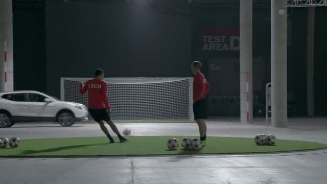 Ниссан Кашкай Андрес Иньеста и Тьяго Силва футбольный трюк Nissan UEFA смотреть онлайн