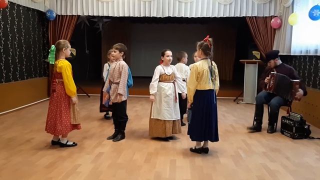 Фольклорно-этнографический ансамбль " Традиция" младш. группа " Светит месяц", " Яблочко" смотреть онлайн