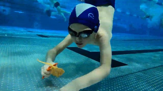 Детская радостная тренировка в бассейне смотреть онлайн