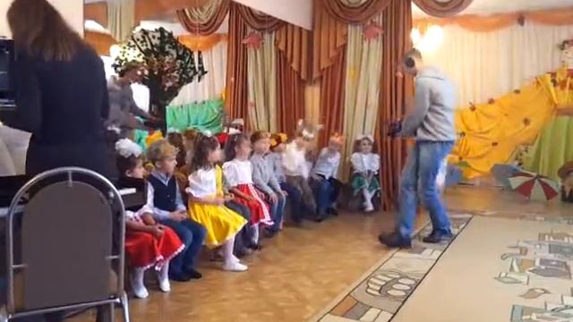 Праздник осени в садике. Коля Кашин в танце мальчиков-уборщиков смотреть онлайн