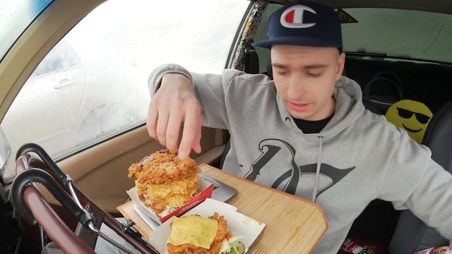 Гигантский бургер KFC за 1310 руб??? 1,2 кг жареной курицы КФС в одном бургере! Обзор еды смотреть онлайн