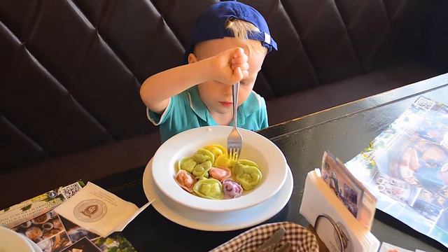 Малыш Лев кушает цветные пельмени ням-ням NjamNjam смотреть онлайн