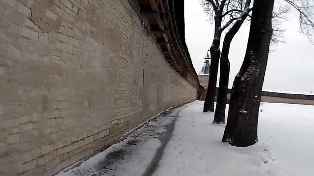 Псковская крепость Прогулка во дворе кремля смотреть онлайн