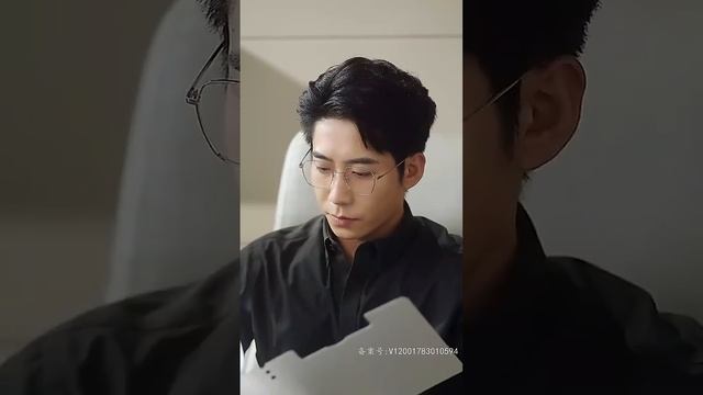 Lọ Lem sống một mình với đứa con của mình. Cô ấy không biết rằng CEO là cha của đứa bé. смотреть онлайн