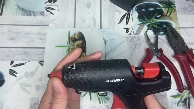 Клеевой пистолет. Как извлечь старый стержень без проблем и усилий! смотреть онлайн