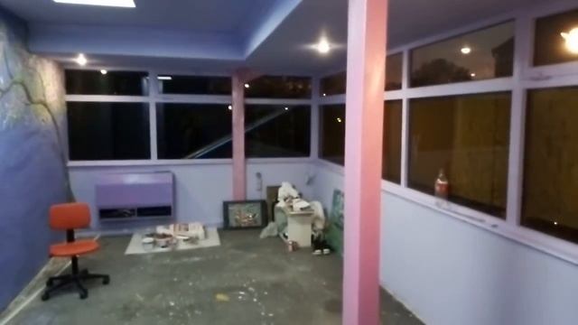 Сиреневая комната, розовый коридор, художник Денис Симонов смотреть онлайн