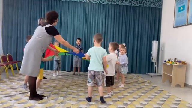 Музыкальная игра с парашютом для дошкольников «Зонтик мой цветной» смотреть онлайн