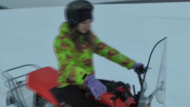 Девушки и снегоход Dingo смотреть онлайн