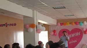 Саян Цымпилов поёт бурятские песни.