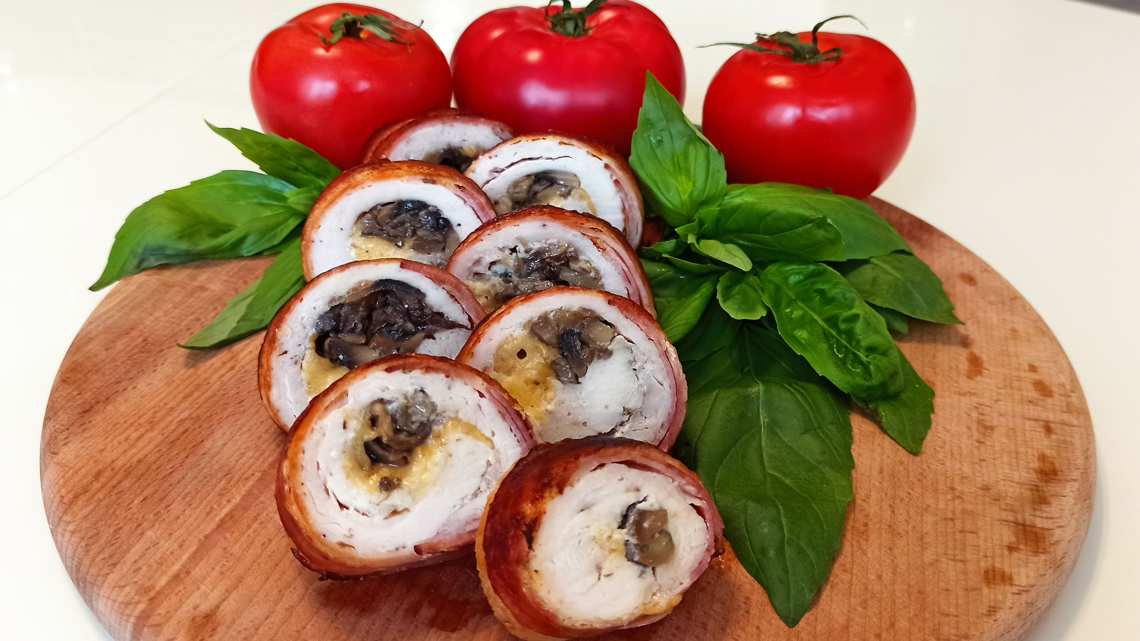 Сочный и ароматный куриный рулет в беконе с начинкой! смотреть онлайн