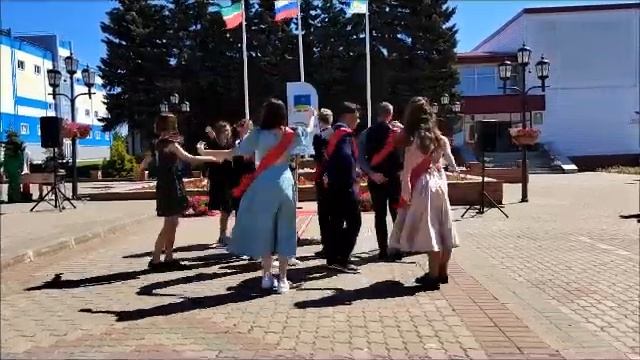 Лаишевские гимназисты танцуют вальс 25 06 2022 смотреть онлайн