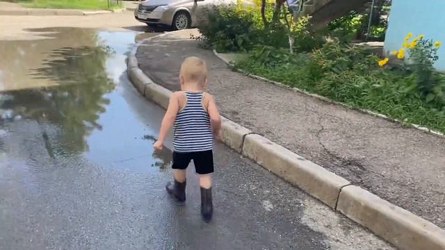 Я иду по лужам. Никого не вижу смотреть онлайн