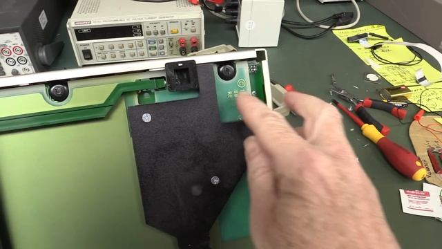 EEVblog #1012 - Best Bargain Ebay Bench Meter? - Fluke 8842A смотреть онлайн