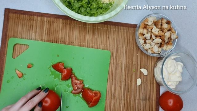 Салатик "Цезарь" Классический рецепт с курицей . Готовим просто - быстро, вкусно. смотреть онлайн