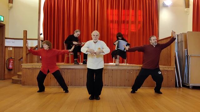 The GillyBillies accompany a performance of Qigong смотреть онлайн