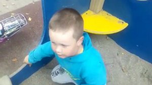 Смешной мальчик обзывается какашкой