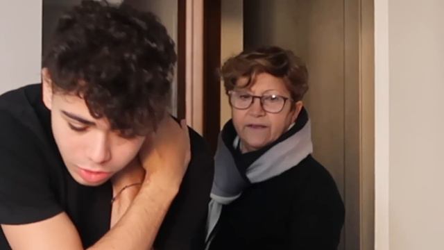 Mi sono rotto il collo!!! scherzo a mia NONNA | Luciano Spinelli смотреть онлайн