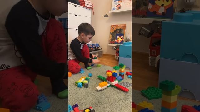 Лего Олега строит осьминога из Лего дупло смотреть онлайн