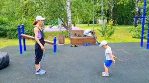Учимся прыгать через скакалку. Возраст 3 года.