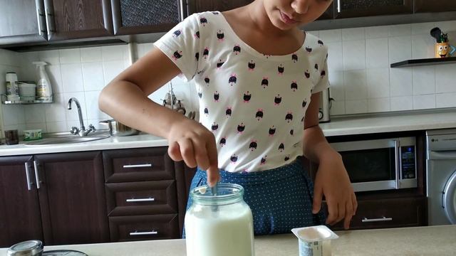 Йогурт приготовила дома, с фруктами смотреть онлайн