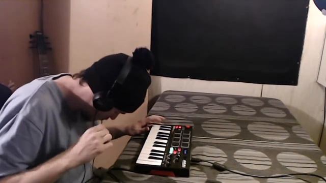 Akai MPK Mini Play (Short Live Looping in Garageband) смотреть онлайн