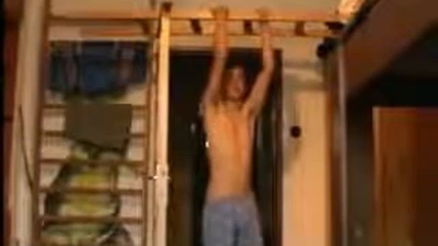 НЕТУ ДОМА ТУРНИКА. НО С ЛЕСНИЦЫ ОН ЯВНО НЕ ПОЛУЧИТСЯ. смотреть онлайн