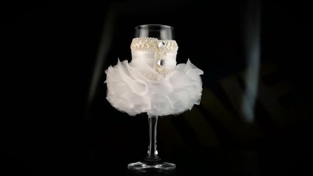 Свадебные бокалы. Черно белое исполнение. смотреть онлайн