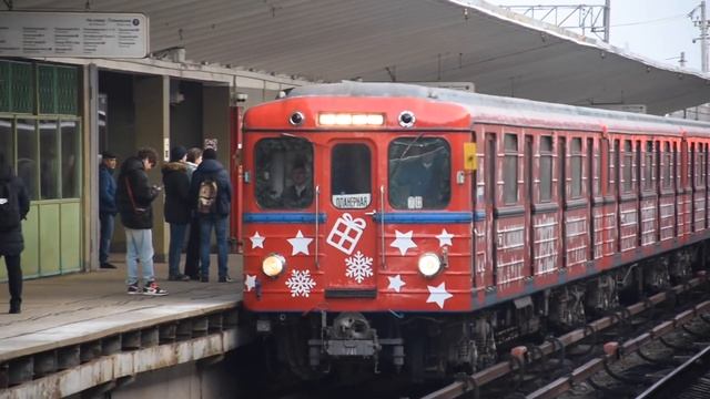 Новогодний поезд из вагонов Еж3/Ем508Т, станция Выхино смотреть онлайн