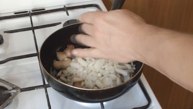 Картофель, тушеный с грибами и свининой/Potatoes, braised with mushrooms and pork смотреть онлайн