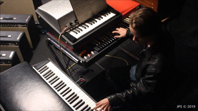 1973 Suitcase Fender Rhodes and 1965 English Vox Continental Playing Bach смотреть онлайн