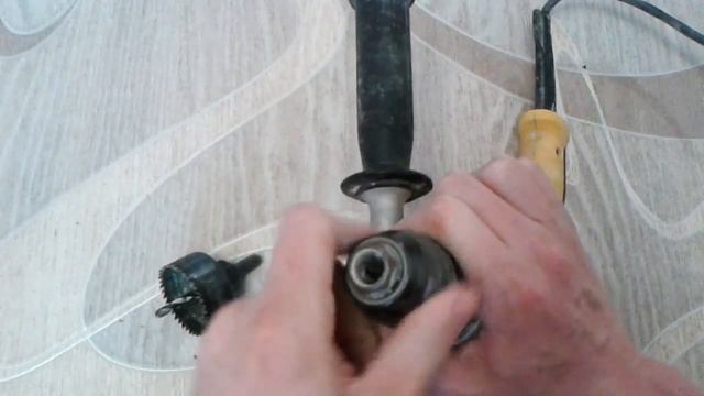 Видео: Как закрепить на дрели коронку по дереву? смотреть онлайн