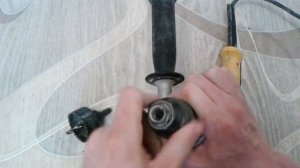 Видео: Как закрепить на дрели коронку по дереву?