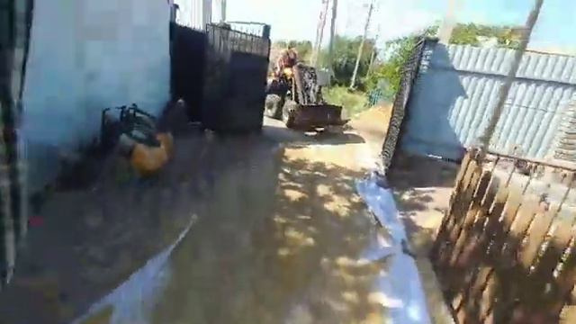 Мини-погрузчик. Погрузка земли на тракторный прицеп. смотреть онлайн