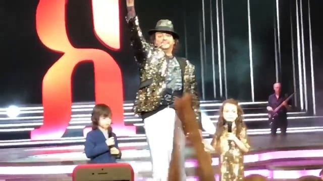 Филипп, Алла - Виктория и Мартин Киркоровы "Зайка моя", "Бабушки тоже любят танцевать" смотреть онлайн