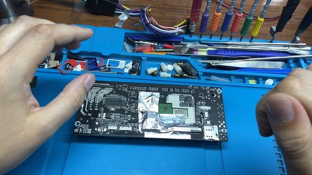 Teyes SPRO Plus 3/32 не включается, что делать? Прошивка или замена памяти | SERVICEMAN смотреть онлайн