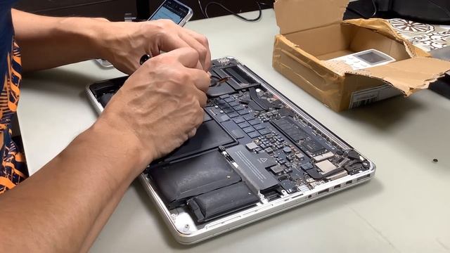 Macbook Pro Late 2013 Speaker Replacement смотреть онлайн