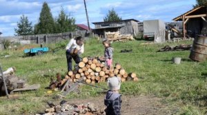 Как и чем укрепить в земле деревянные столбы, для лучшей устойчивости. История нашего забора.
