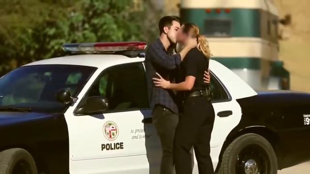 ПРАНК НАД ПОЛИЦЕЙСКИМИ. ЦЕЛУЕТ ДЕВУШЕК ПОЛИЦАЕВ смотреть онлайн