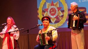 Кукушка.Девки ходят табунами за гармошкой дотемна.