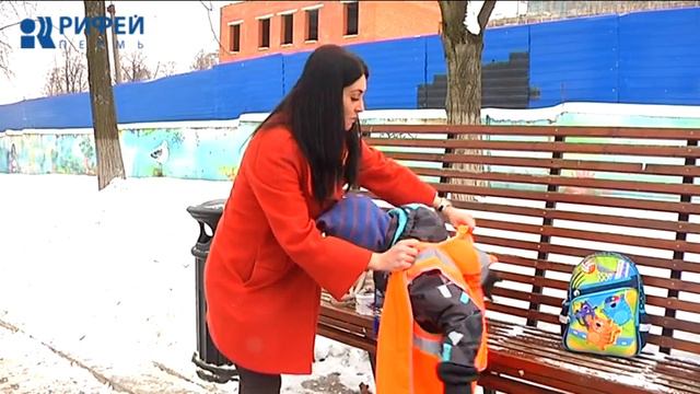 Собираем ребенка на зимнюю прогулку смотреть онлайн