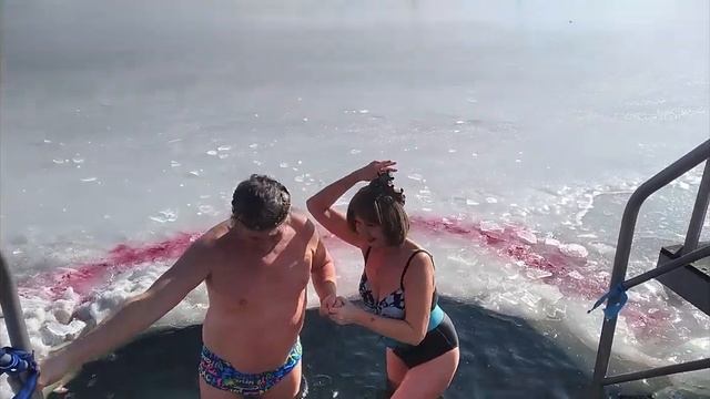 Венчание в проруби в День Влюбленных смотреть онлайн
