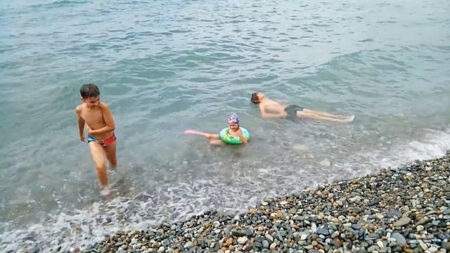 Море волнуется раз, море волнуется два... А дети наслаждаются! смотреть онлайн