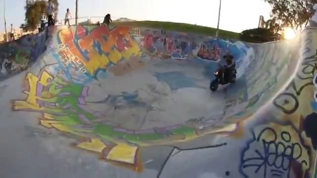 По скейт-парку на мопеде As a skate park on a moped смотреть онлайн
