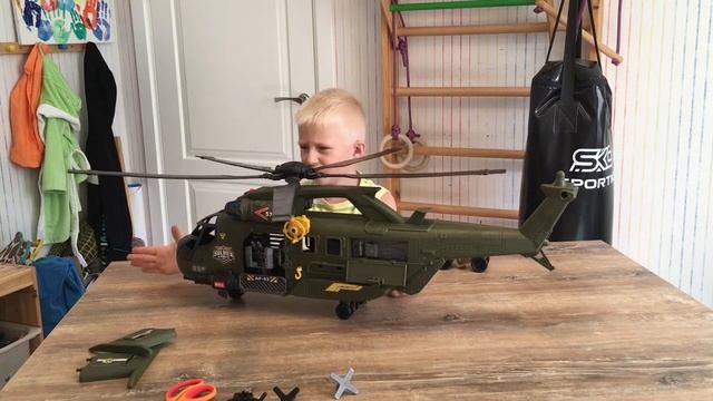 Самый большой вертолёт, джип, квадроцикл и солдатики смотреть онлайн